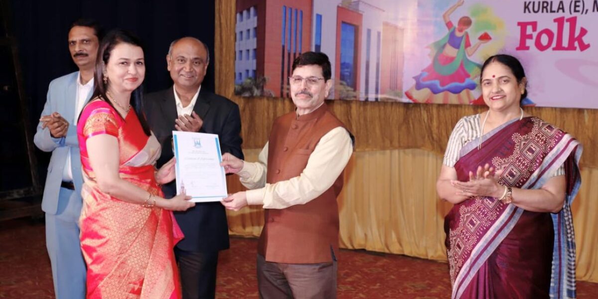 Dr. Aruna Singham felicitated by the Hon’ble Vice Chancellor
