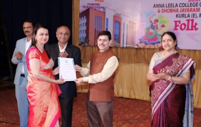 Dr. Aruna Singham felicitated by the Hon’ble Vice Chancellor